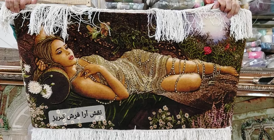عکس بافته شده و پرداخت شده تابلو فرش دختر خفته در باغ ( دختر خوابیده روی تخت)  